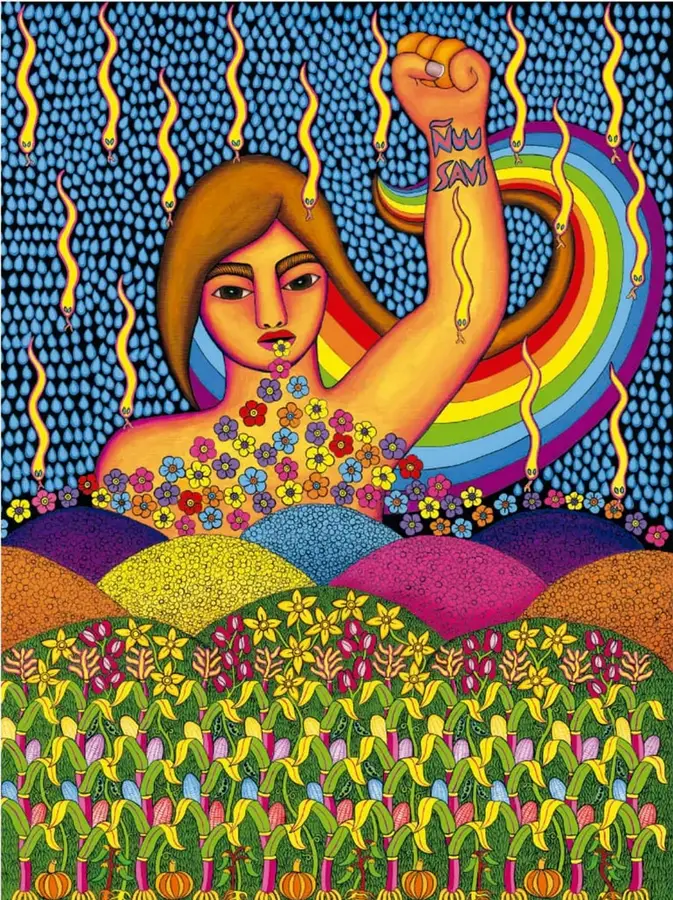 Pintura 'Nuu savi en resistencia' (Santiago Savi, 2021): mujer de cabello café con puño alzado y 'ÑUU SAVI' escrito en el antebrazo, arcoíris tras su brazo, pecho cubierto de flores, cielo azul con gotas y figuras amarillas caídas, colinas de colores y campo de maíz con calabazas.