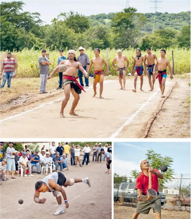 Fotografía de un grupo de hombres en un terreno de tierra rectangular dividido por una línea blanca; uno de ellos golpea una pelota con la cadera mientras los demás observan.