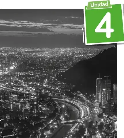 Fotografía aérea nocturna en blanco y negro de una ciudad iluminada con una autopista curva, junto al rótulo verde 'Unidad 4'.