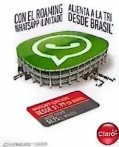 Anuncio de una empresa de telefonía que relaciona un estadio de fútbol, el ícono de WhatsApp y la expresión «la Tri» para promocionar servicios.