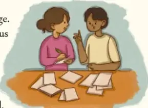 Dos estudiantes conversando y revisando hojas sobre una mesa.