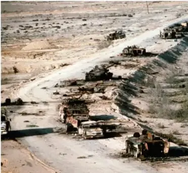 Fotografía aérea de un convoy militar en un camino desértico, alusiva a la Guerra del Golfo Pérsico.