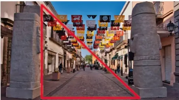 Triángulo rectángulo con catetos etiquetados como $a$ y $b$, hipotenusa $c$ y ángulo recto de 90°.