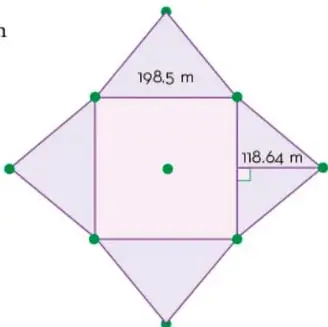 Desarrollo plano de una pirámide cuadrangular: un cuadrado de lado 198.5 m con cuatro triángulos isósceles unidos a sus lados, la altura de cada triángulo mide 118.64 m; se marca el centro del cuadrado.