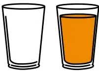 2 vasos, uno con jugo y otro vacío.