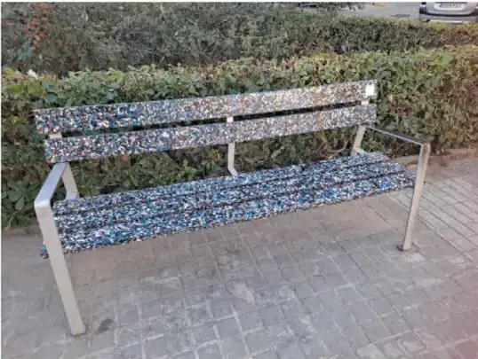 Banco público urbano fabricado con materiales plásticos reciclados multicolor, ejemplo de objeto transformado a partir de residuos y usado en la comunidad.