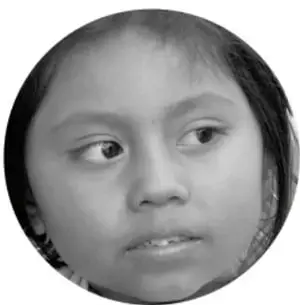 Fotografía en blanco y negro de una niña mirando de reojo, acompañando la actividad.