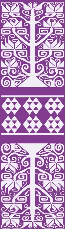 Franja vertical morada con patrones geométricos blancos: figuras zoomorfas y fitomorfas estilizadas, rombos con triángulos y diseños simétricos inspirados en arte textil tradicional.