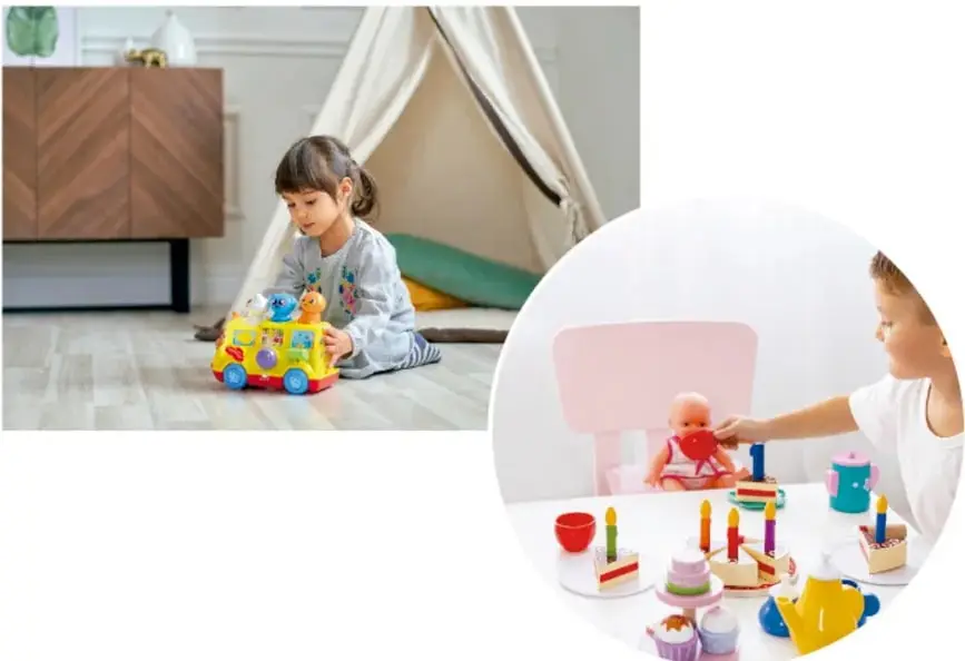 Niña pequeña jugando en el suelo con un camión de juguete de colores, dentro de una habitación con una casa de campaña.