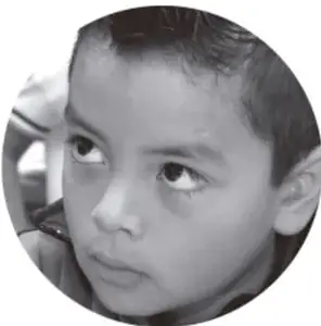 Fotografía en blanco y negro de un niño de primaria con la mano en el mentón, en actitud de reflexión.