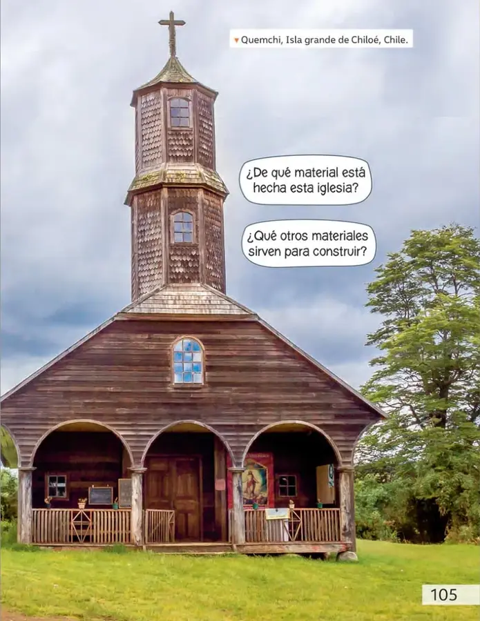Fotografía de la iglesia de Quemchi, en la Isla Grande de Chiloé: templo de madera con torre alta de varios cuerpos coronada por una cruz, ventana con vitral azul, pórtico con tres arcos de madera y reja, rodeado de pasto y árboles. Dos globos de diálogo superpuestos señalan 'Quemchi, Isla grande de Chiloé, Chile', y las preguntas '¿De qué material está hecha esta iglesia?' y '¿Qué otros materiales sirven para construir?'