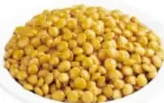 Tazón con garbanzos o maíz.