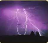 Fotografía de una tormenta con rayos, utilizada para introducir la diferencia entre la velocidad de la luz y la del sonido.