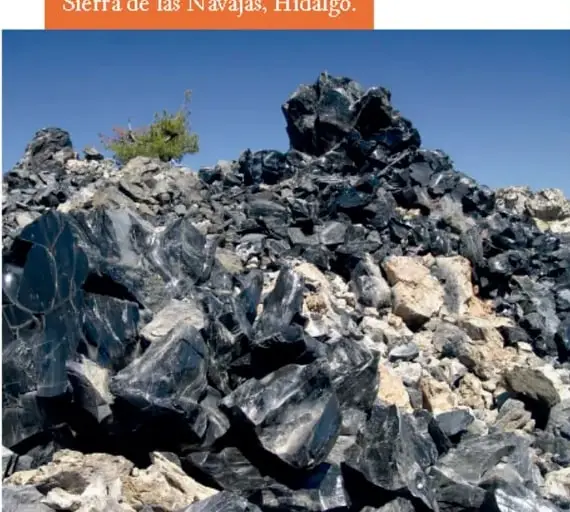Fotografía de un yacimiento de obsidiana en la Sierra de las Navajas, Hidalgo, con rocas negras y brillantes.