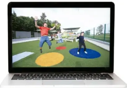 Imagen de una laptop que muestra un video de personas practicando actividad física al aire libre sobre círculos de colores, representando el video del proyecto.
