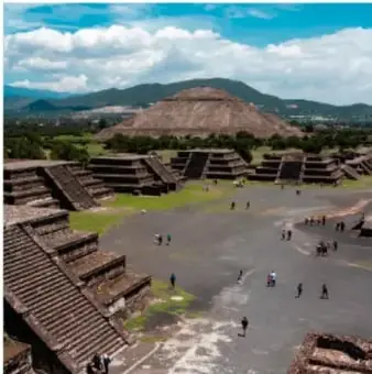 Foto de la zona arqueológica de Teotihuacán con la Pirámide del Sol al fondo.