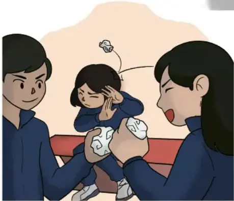 Niña siendo regañada por sus padres; se tapa los oídos y se ve triste.