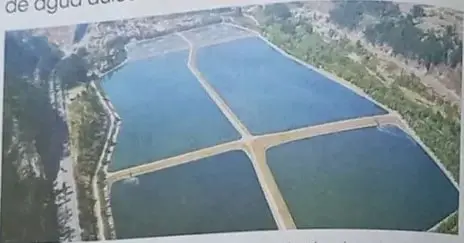 Esquema de planta de desalinización: agua salada entra, agua desalinizada sale.