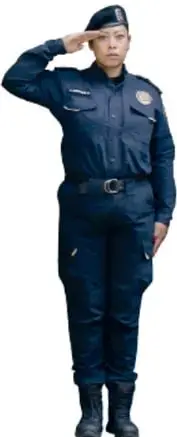 Mujer policía con uniforme azul saludando.