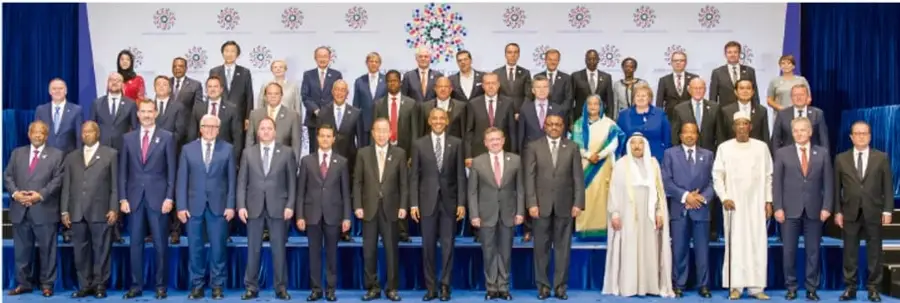 Fotografía de una cumbre internacional con líderes de diversos países, en su mayoría hombres con traje, y algunas mujeres. Representa la toma de decisiones políticas y la diversidad de Estados.