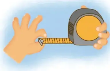 Mano extendida junto a una cinta métrica retráctil.