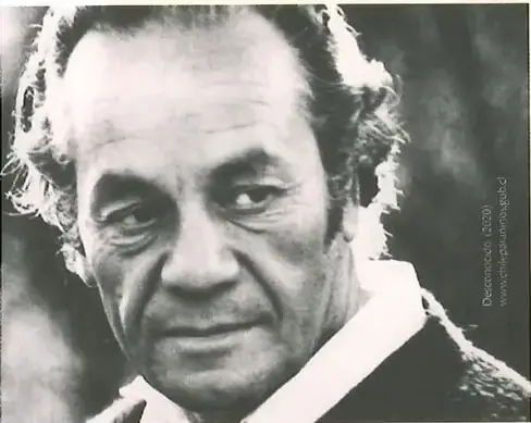 Fotografía de Nicanor Parra, poeta chileno. Retrato de hombre mayor con cabello blanco y expresión pensativa/intensa. Se ubica a la izquierda del texto biográfico, ocupando aproximadamente la mitad superior izquierda de la página.