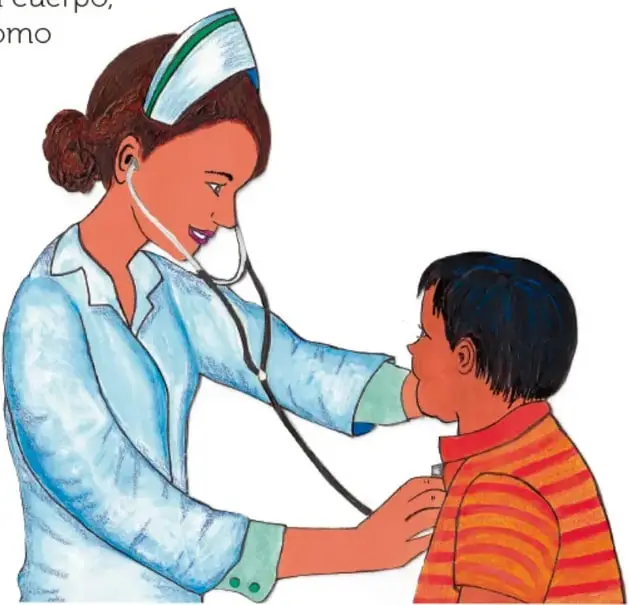 Ilustración de una enfermera con estetoscopio revisando a un niño de pelo oscuro con camisa de rayas naranjas. Crédito: Lola Pelayo, JALISCO.