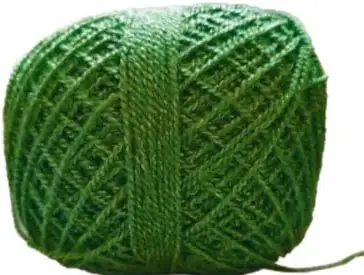 Madeja de estambre verde enrollada, con un hilo suelto hacia la derecha.
