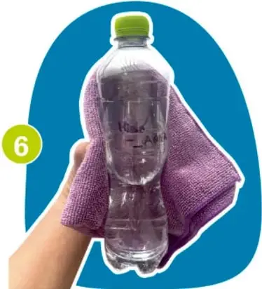 Mano limpiando la botella con un trapo morado, con el número 6.