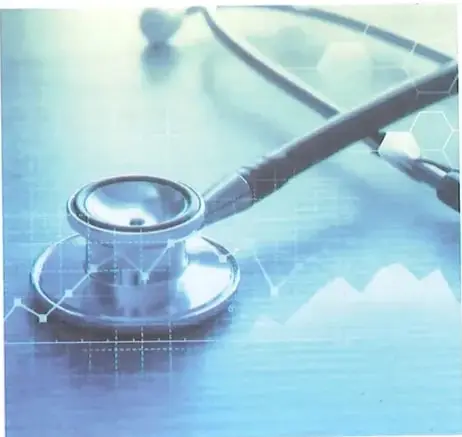 Imagen de una persona relacionada con el área médica junto a símbolos que representan variables, medicamentos, análisis y cálculos.