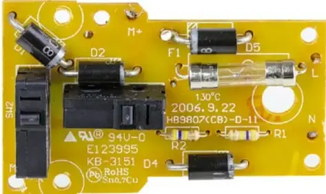 Fotografía de una tarjeta de circuito impreso amarilla con componentes electrónicos: capacitores, resistencias, diodos y relevadores; se observan etiquetas como D2, D5, F1, R1, R2, M+, N, L.