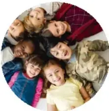 Fotografía grupal de niñas y niños que acompaña la explicación de sus derechos.