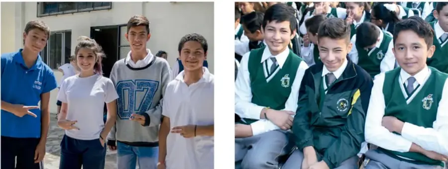 Fotografía de cuatro adolescentes de pie, probablemente estudiantes, posando juntos a la intemperie.