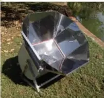 Ejemplo de cartel 'ESTUFAS SOLARES' con bombillas colgadas, fotos de estufas solares y etiquetas que señalan título, subtítulo, cuerpo y eslogan.