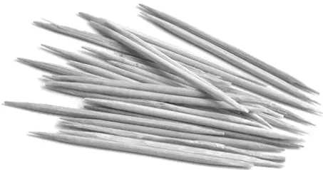 Conjunto de agujas o alfileres metálicos agrupados.