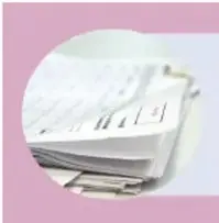 Documentos y gráficas sobre una mesa, relacionados con la rendición de cuentas.