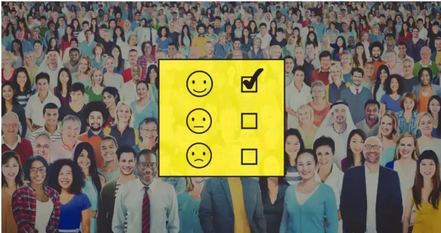 Collage de muchas personas de distintas edades y rasgos. En el centro hay un recuadro amarillo con tres caritas (feliz, neutral, triste) y casillas de verificación, una marcada. Representa la diversidad y la toma de decisiones o encuestas digitales.