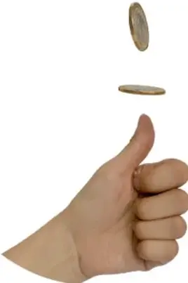 Mano lanzando una moneda al aire, con una moneda en el aire y otra en la mano.