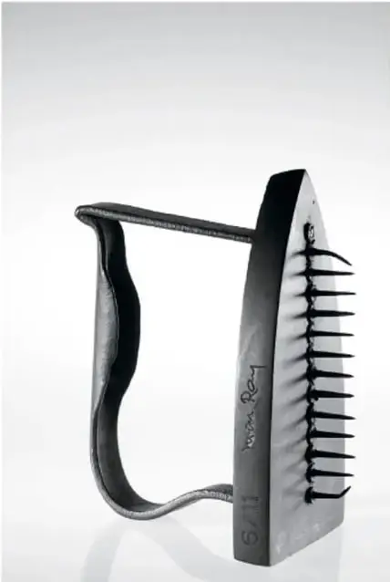 Fotografía en blanco y negro de un objeto escultórico con forma de peine o rastrillo de mango curvo, atribuido a Man Ray.