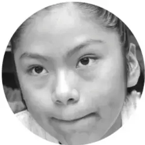 Fotografía en blanco y negro del rostro de una niña.
