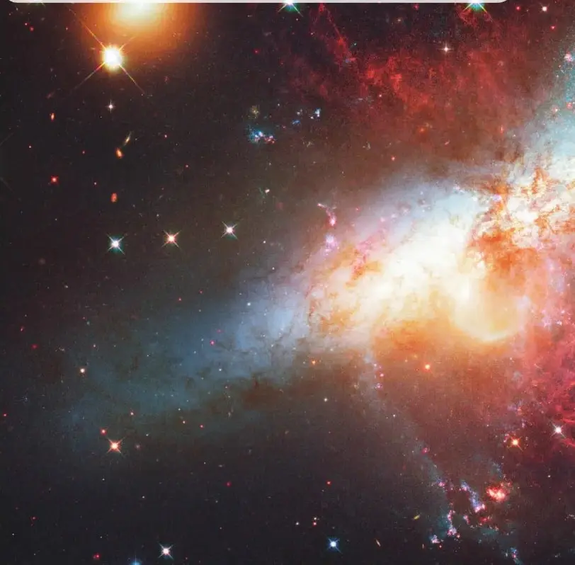 Imagen de una galaxia espiral con estrellas, nubes de gas y regiones brillantes del espacio.