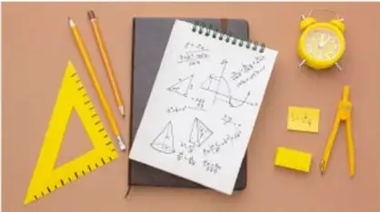 Útiles escolares sobre un escritorio: lápices, regla triangular, compás, cuaderno con figuras geométricas, reloj y notas adhesivas.