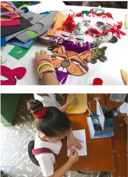 Manos de niños creando máscaras y figuras de cartón y materiales reciclados.