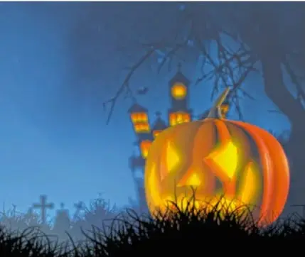 Foto de una calabaza tallada (jack-o'-lantern) iluminada en la noche, con árboles y lápidas al fondo, ambientación de Halloween.