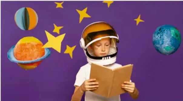 Ilustración de un niño con casco de astronauta leyendo un libro, rodeado de planetas y estrellas sobre un fondo morado; representa la imaginación y los sueños.