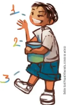 Niño sonriente contando con los dedos 1, 2 y 3 mientras sostiene un recipiente.