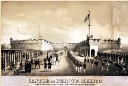 Imagen histórica de la fortaleza de San Carlos con militares formados.