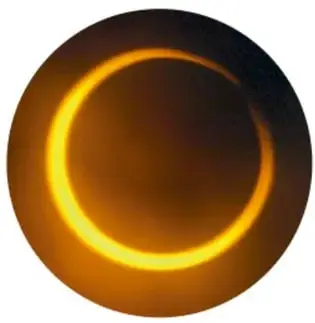 Eclipse anular: anillo brillante dorado alrededor del disco oscuro de la Luna.