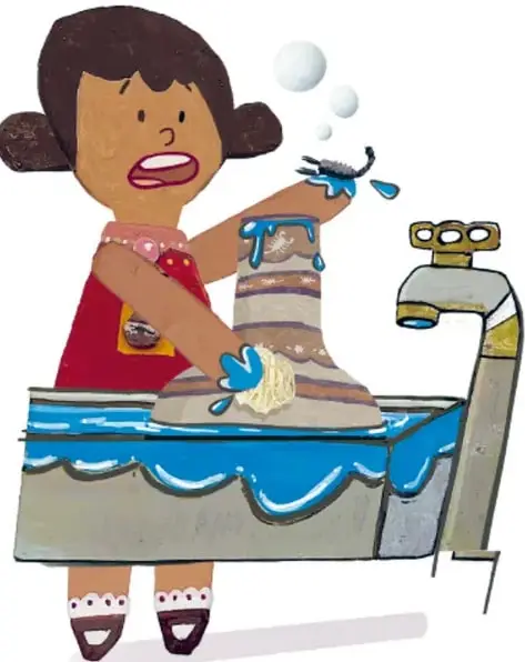 Niña de cabello oscuro y vestido rojo lavando una jarra en un lavabo con agua y burbujas.
