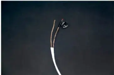 Cable dúplex pelado en los extremos con los conductores de cobre descubiertos, listo para conectar.